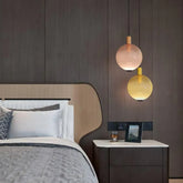 Glas in lood hanglamp met warm licht slaapkamer