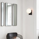 Wandlamp met glazen kap in moderne witte stijl