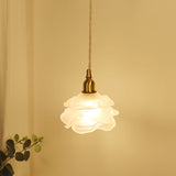 Glazen hanglamp met bloemvorm in gouden kleurr