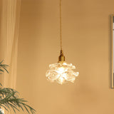 Glazen hanglamp met bloemvorm in gouden kleurr
