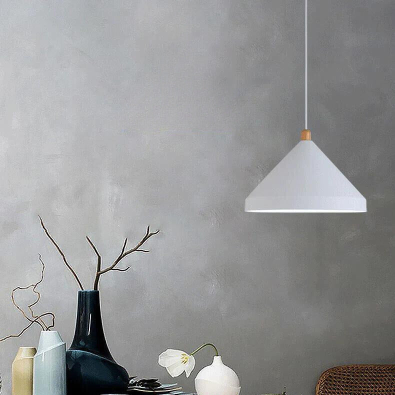 Zwarte hanglamp voor de eetkamer met een conische vorm