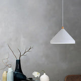 Zwarte hanglamp voor de eetkamer met een conische vorm
