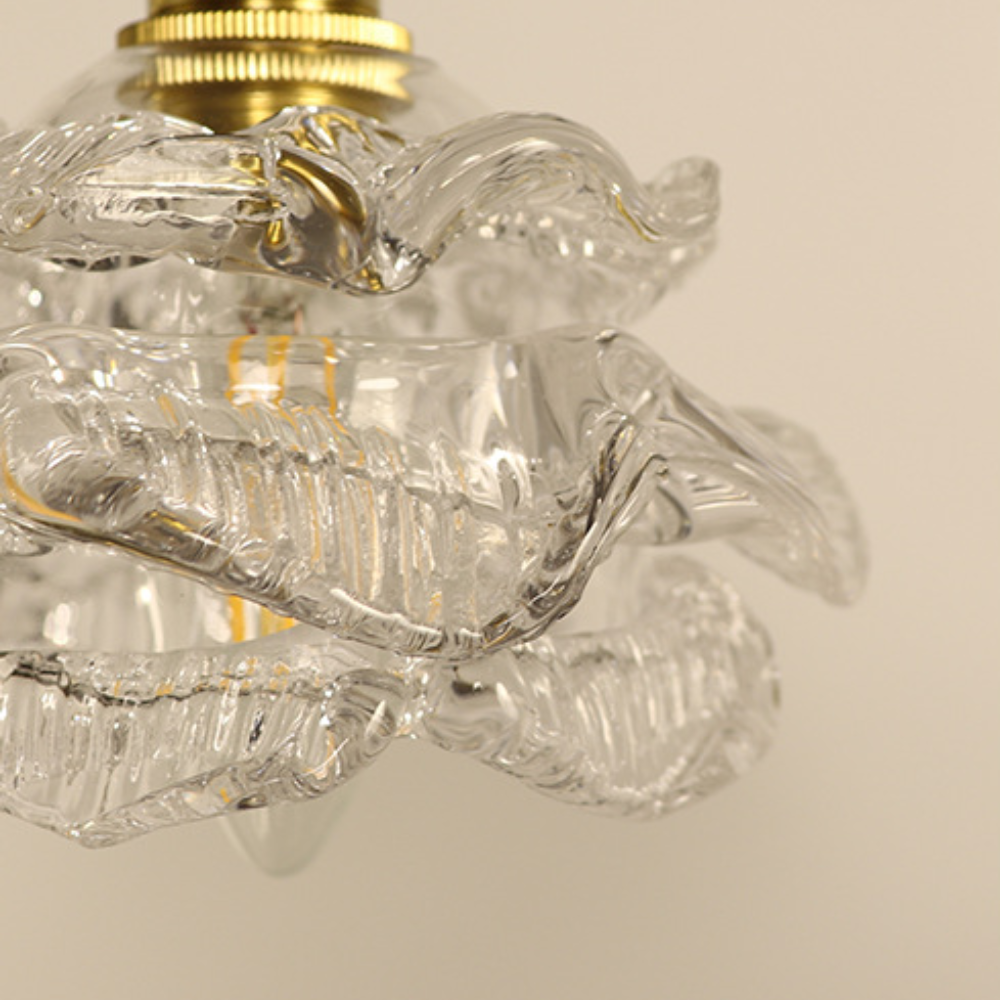 Glazen hanglamp met bloemvorm in gouden kleurr