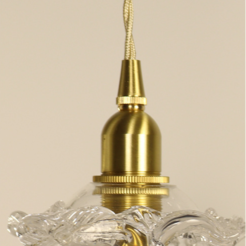 Glazen hanglamp met bloemvorm in gouden kleurr