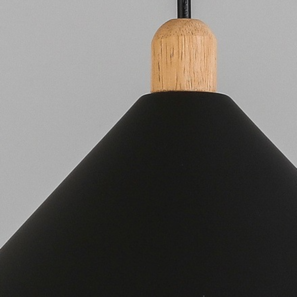 Zwarte hanglamp voor de eetkamer met een conische vorm