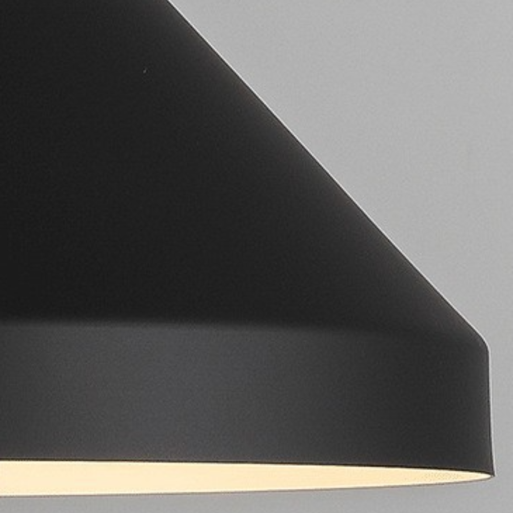 Zwarte hanglamp voor de eetkamer met een conische vorm