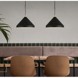 Zwarte hanglamp voor de eetkamer met een conische vorm