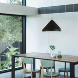 Zwarte hanglamp voor de eetkamer met een conische vorm