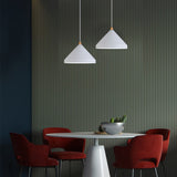 Zwarte hanglamp voor de eetkamer met een conische vorm