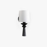 Wandlamp met witte kap in moderne eenvoudige stijl
