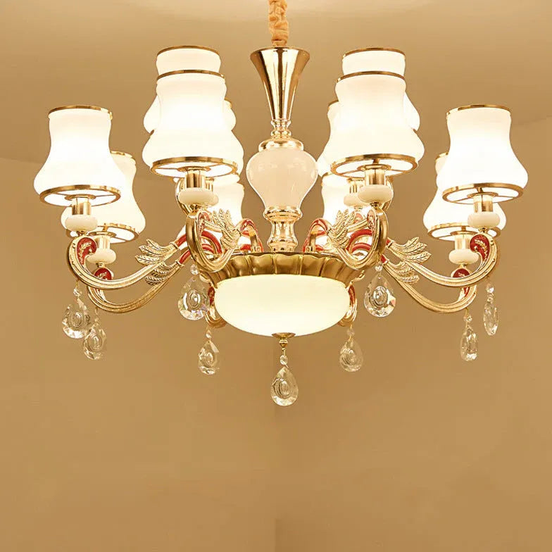 Gouden kroonluchter in retro luxe stijl
