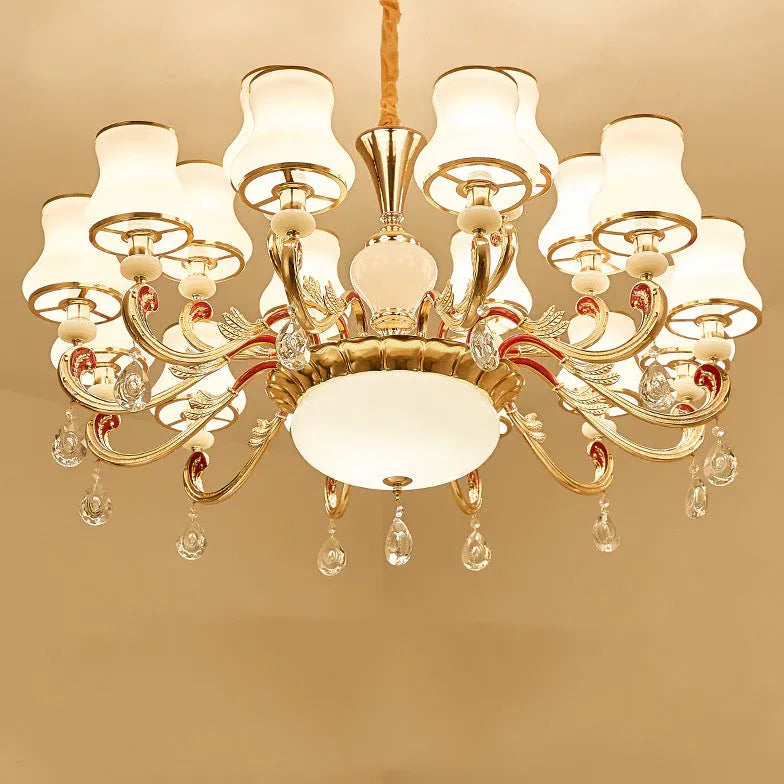 Gouden kroonluchter in retro luxe stijl