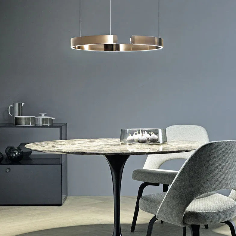 Zwart hanglamp in ronde vorm met dimfunctie