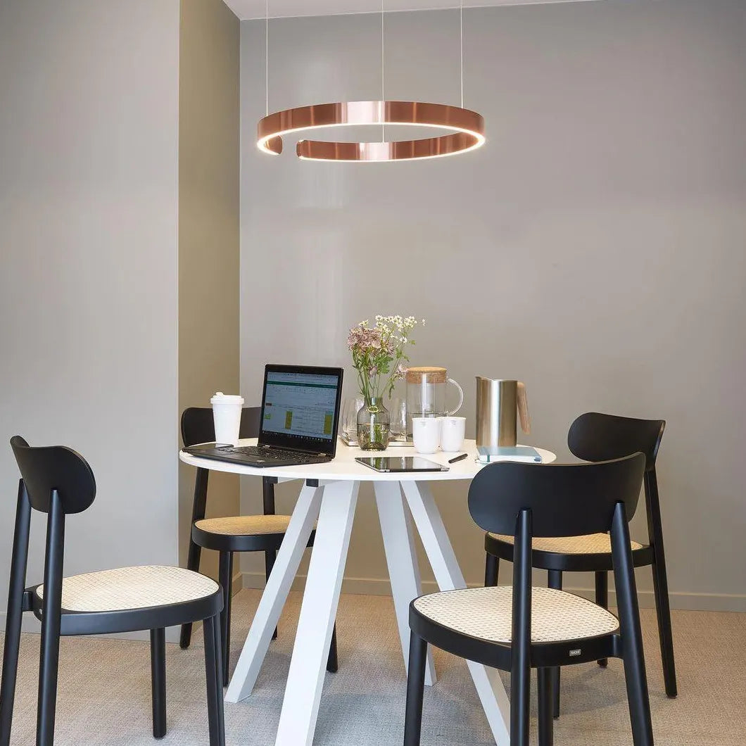 Zwart hanglamp in ronde vorm met dimfunctie