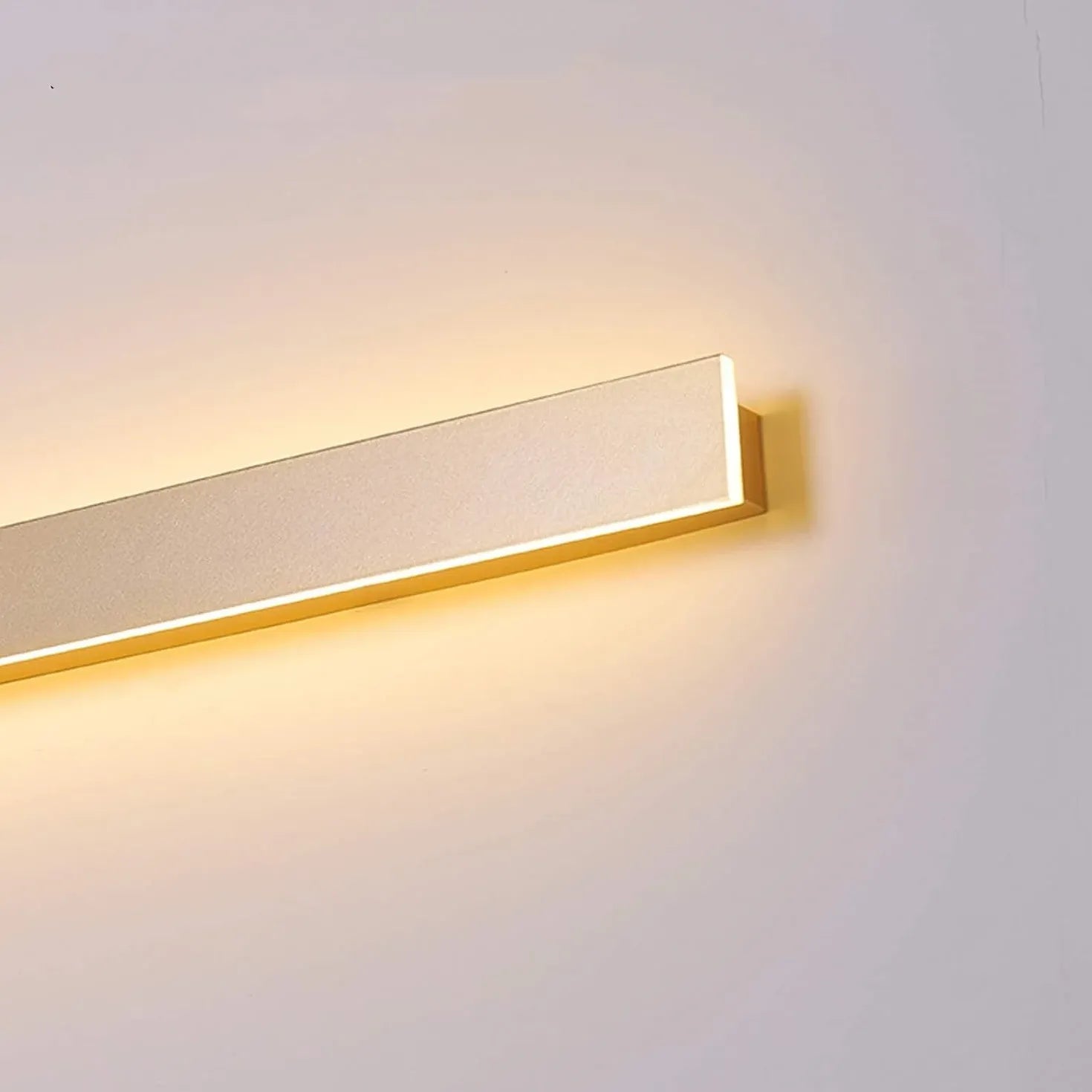 Muurlampjes in lange gouden uitvoering voor woonkamer