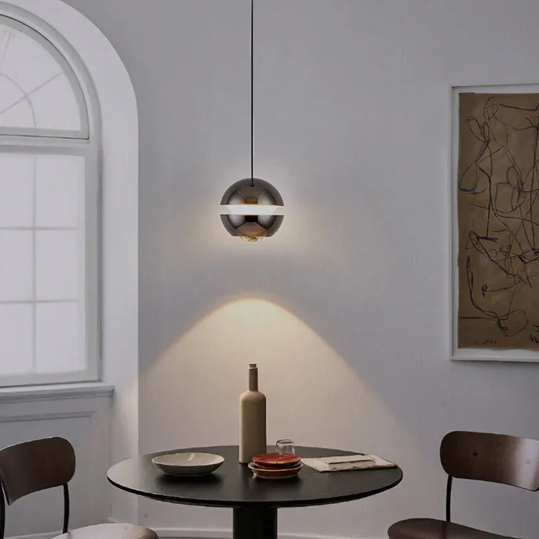Zwarte metalen hanglamp bolvormige LED verlichting