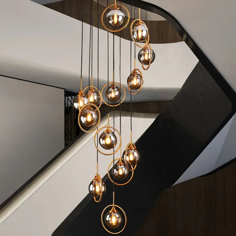 Gouden kroonluchter modern met bolvormige metalen ringen