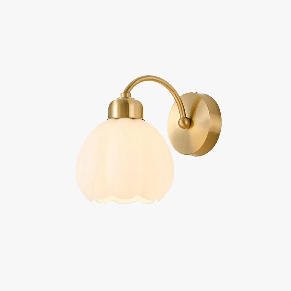 Goudkleurige wandlamp met knop in bloemknopvorm