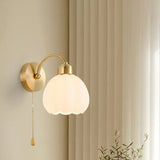 Goudkleurige wandlamp met knop in bloemknopvorm
