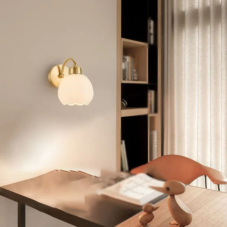 Goudkleurige wandlamp met knop in bloemknopvorm