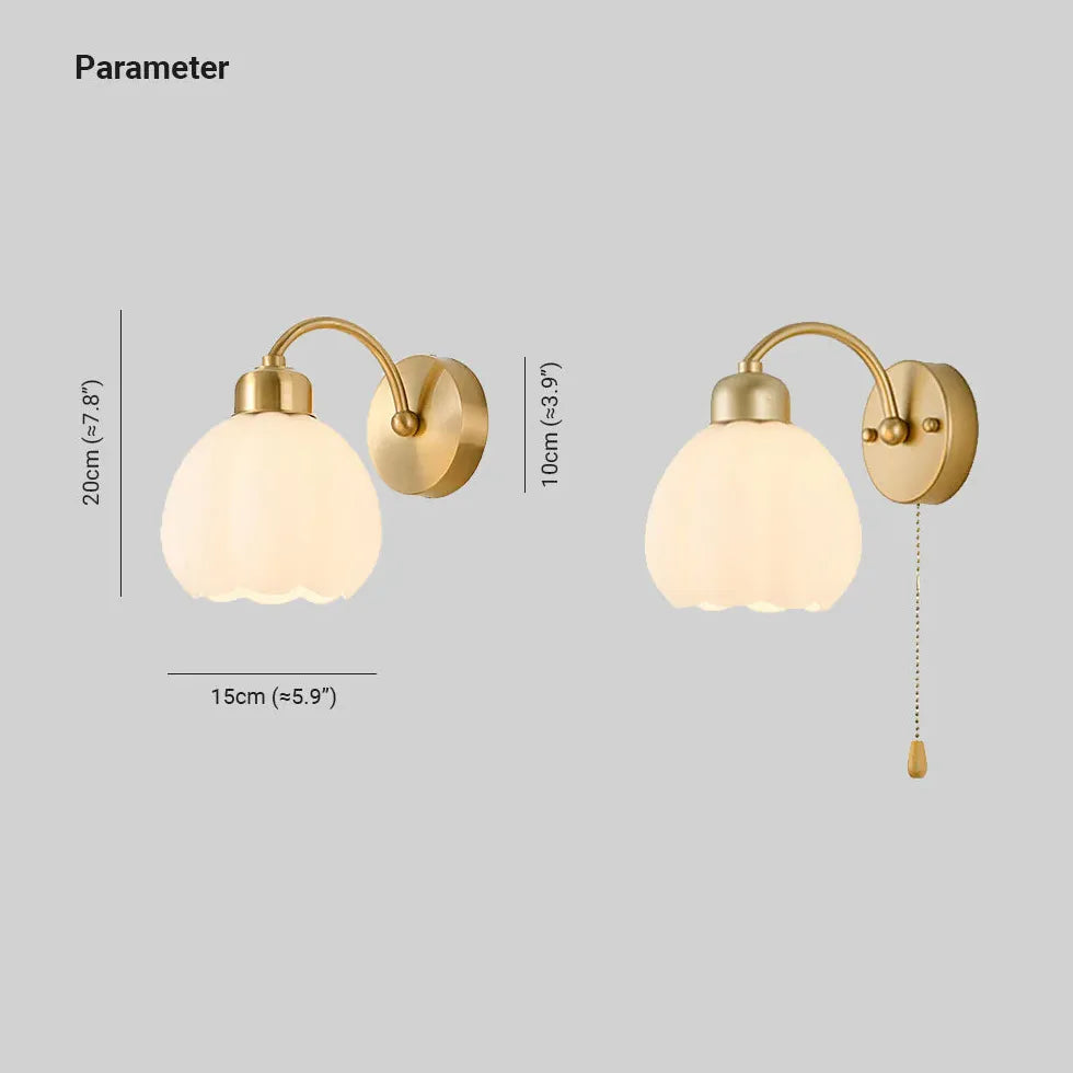 Goudkleurige wandlamp met knop in bloemknopvorm