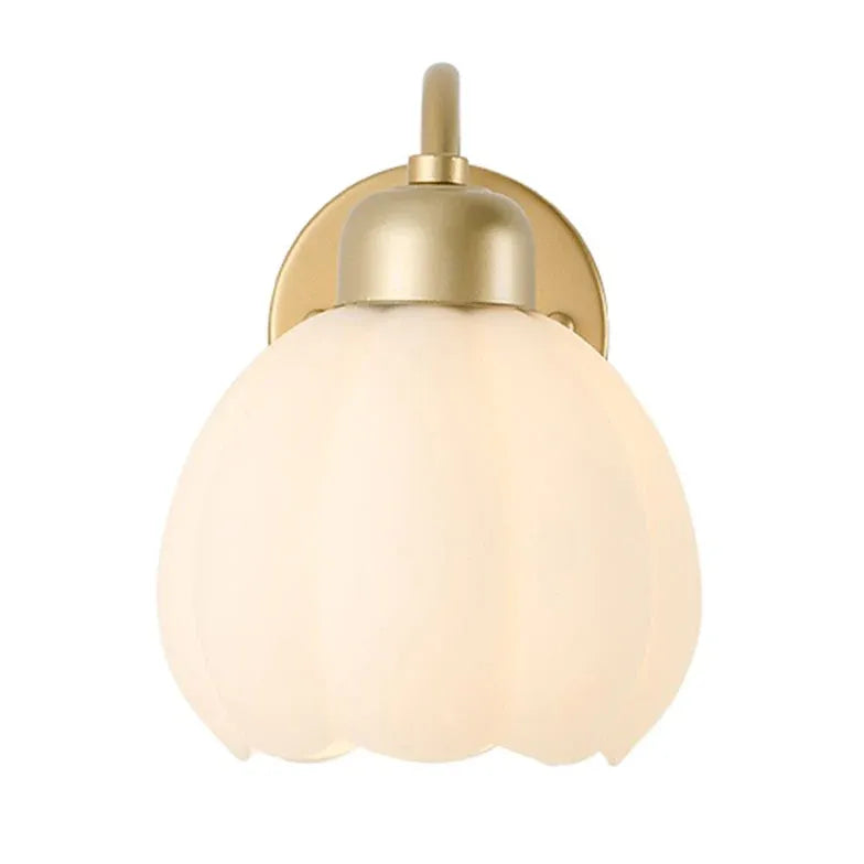 Goudkleurige wandlamp met knop in bloemknopvorm