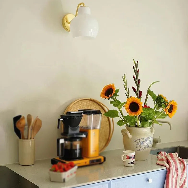 Wandlamp wit goud in glazen lampenkap