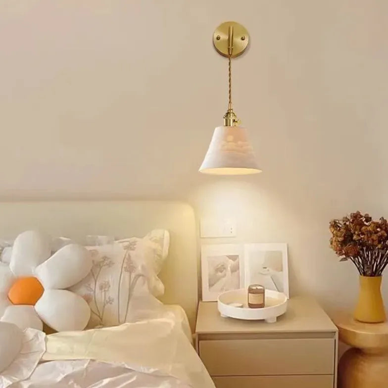 Muurlampen slaapkamer met retro keramiek en gouden