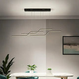 Design hanglampen boven eettafel strakke lijnen