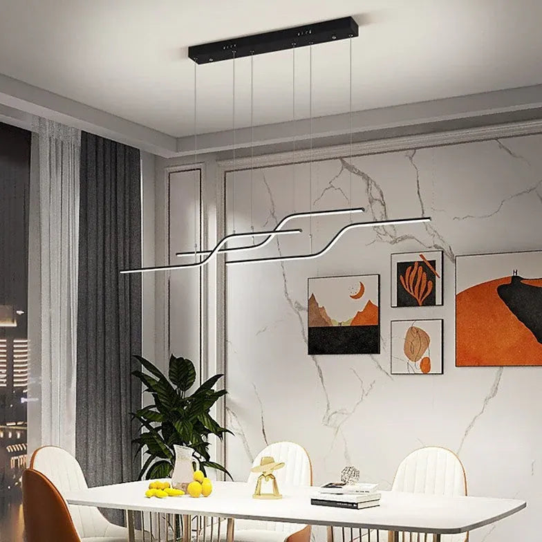 Design hanglampen boven eettafel strakke lijnen