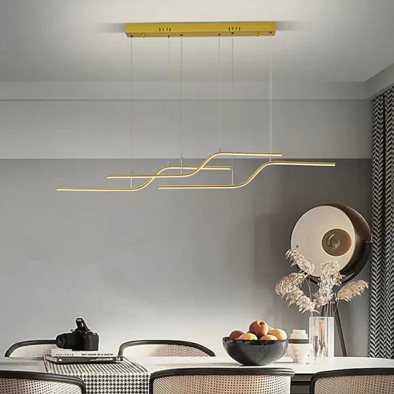 Design hanglampen boven eettafel strakke lijnen