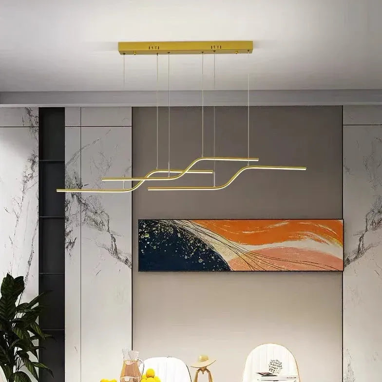 Design hanglampen boven eettafel strakke lijnen