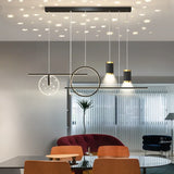 Eettafel zwarte hanglamp met plafonddecoratie