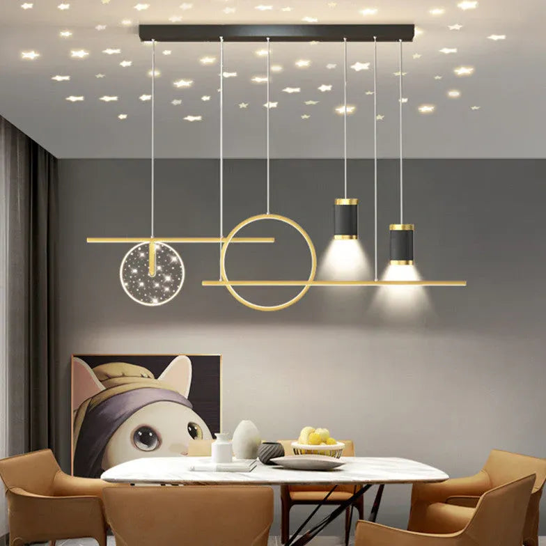 Eettafel zwarte hanglamp met plafonddecoratie