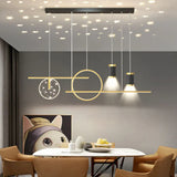 Eettafel zwarte hanglamp met plafonddecoratie
