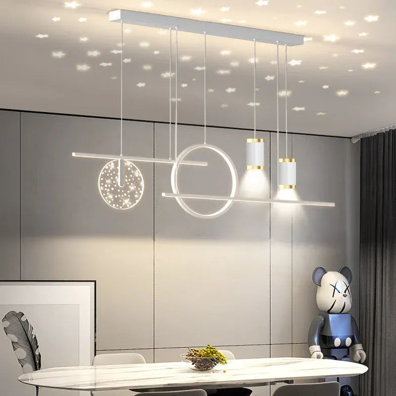 Eettafel zwarte hanglamp met plafonddecoratie