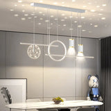 Eettafel zwarte hanglamp met plafonddecoratie