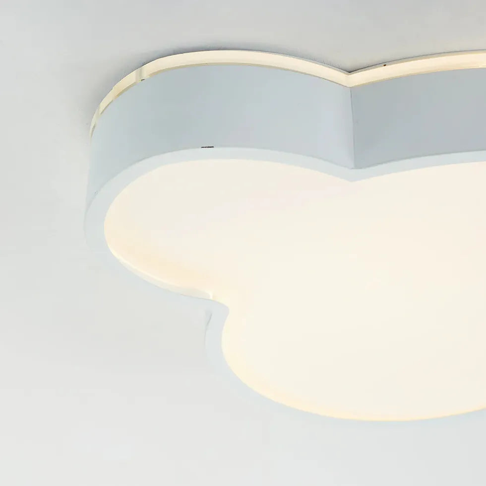 Slaapkamer met witte wolkvormige led plafonnière