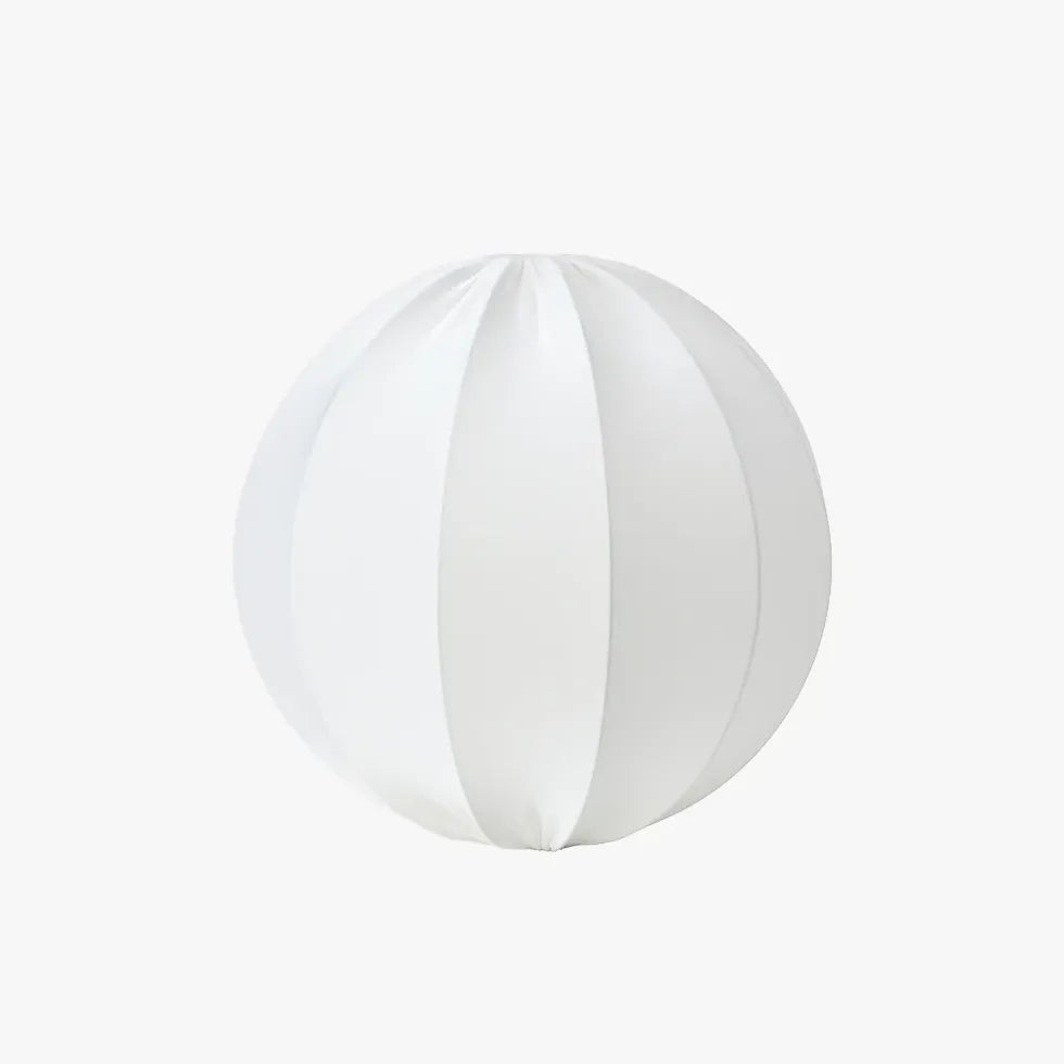 Witte stoffen bolvormige hanglamp voor de woonkamer