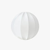 Witte stoffen bolvormige hanglamp voor de woonkamer