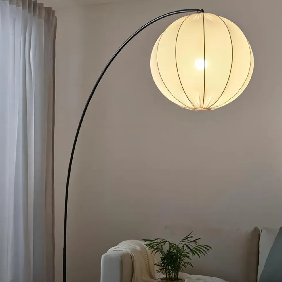 Witte stoffen bolvormige hanglamp voor de woonkamer