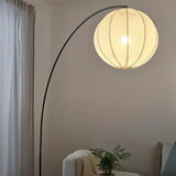 Witte stoffen bolvormige hanglamp voor de woonkamer