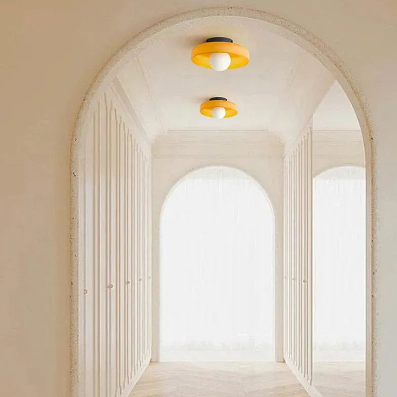 Plafonniere lamp van oranje glas ontwerp