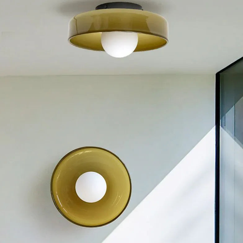 Plafonniere lamp van oranje glas ontwerp