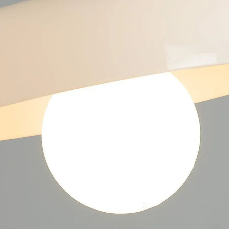 Plafonniere lamp van oranje glas ontwerp
