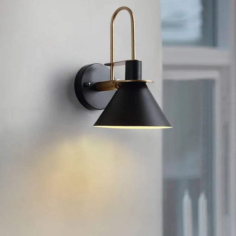 Industrieel wandlamp met zwarte metalen kap