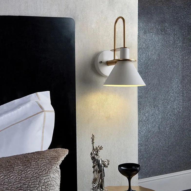 Industrieel wandlamp met zwarte metalen kap