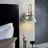 Industrieel wandlamp met zwarte metalen kap