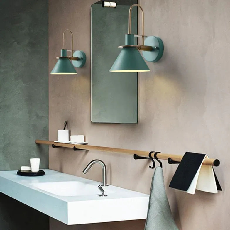 Industrieel wandlamp met zwarte metalen kap