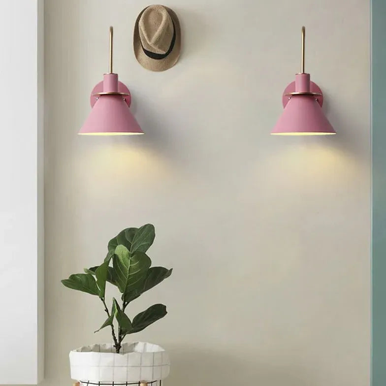Industrieel wandlamp met zwarte metalen kap
